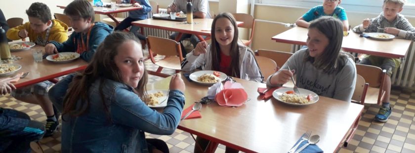 Den prostřených stolů